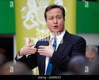 Premierminister David Cameron nimmt an der "PM Direct"-Frage-und-Antwort-Sitzung mit Arbeitern in der Zentrale des Supermarktgiganten Asda in Leeds Teil. Stockfoto