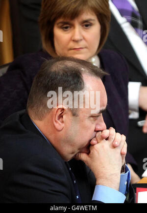 Schottlands stellvertretende erste Ministerin Nicola Sturgeon betrachtet Schottlands ersten Minister Alex Salmond, während er vor dem schottischen Parlament eine Erklärung abgibt, in der er die Volksabstimmung umreißt. Stockfoto