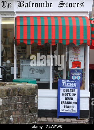 Eine allgemeine Ansicht des Dorfladens in Balcombe, West Sussex, wo das amerikanische Öl- und Gasunternehmen Cuadrilla Explorationsbohrungen für Schiefergas durchführen will. Bilddatum: Donnerstag, 19. Januar 2011. Siehe PA Story ENVIRONMENT Fracking Bildnachweis sollte lauten: Gareth Fuller/PA Wire Stockfoto