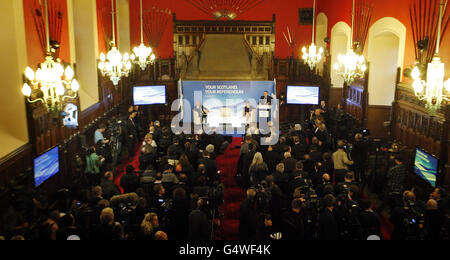 Schottlands erster Minister Alex Salmond (rechts) bei einer Pressekonferenz im Edinburgh Castle nach seiner Erklärung vor dem schottischen Parlament, in der er die Volksentscheidungskonsultation skizziert hatte. Stockfoto