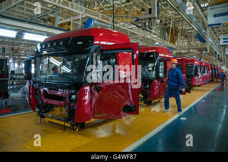 Arbeitnehmer, die Montage von LKW-Kabinen im Werk, das Hanvan LKW Teil XCMG in Xuzhou, China Stockfoto