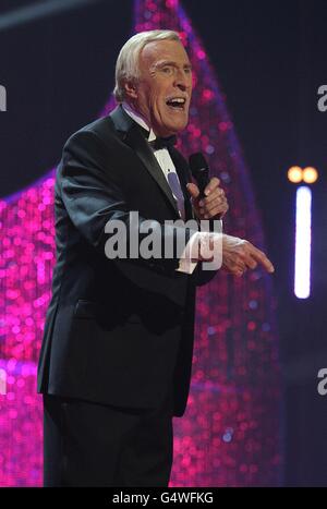 National Television Awards 2012 - Show - London. Sir Bruce Forsyth auf der Bühne während der NTA Awards 2012 im O2, Greenwich, London Stockfoto