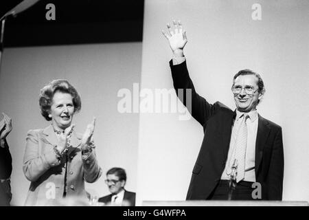 Premierministerin Margaret Thatcher begrüßt den Sozialsekretär Norman Fowler Nach seiner mitreißenden Rede während der Debatte über Gesundheit bei Die konservative Konferenz in Bournemouth Stockfoto