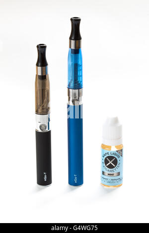 elfbar elfa kaufen CBD und THC Verdampfungsprodukte, trockener Kräuterverdampfer und gesundes  Inhalieren von Cannabis-Konzept Thema mit e Zigarette und vape mod von  Marihuana umgeben b Stockfotografie main image 1