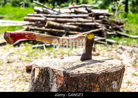 Gestapeltes Brennholz, Protokolle für das Brennen im Ofen oder Kamin, Stockfoto