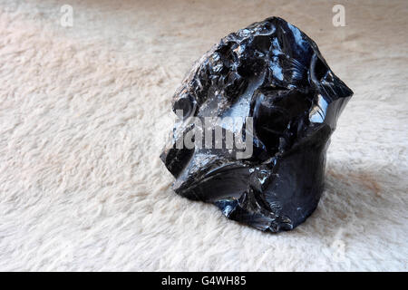 Obsidian Stein von einem kostenfreien Strand der Insel Lipari, einer der Äolischen Inseln in Sizilien, Italien. Stockfoto