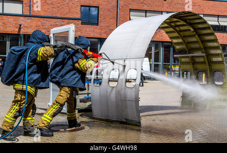 Feuerwehr, training, Übung, mit der Cobra-Hochdruck-Wasser-System, Material mit Wasser durchschneiden, Stockfoto