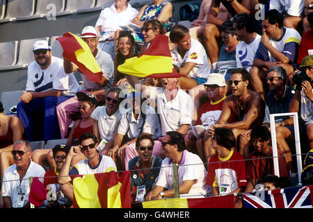 Spanische Fans in der Menge bei Piscines Bernat Picornell. Erbaut 1970 und benannt nach dem katalanischen Schwimmer und Gründer des spanischen Schwimmverbandes Bernat Picornell i Richier. Stockfoto