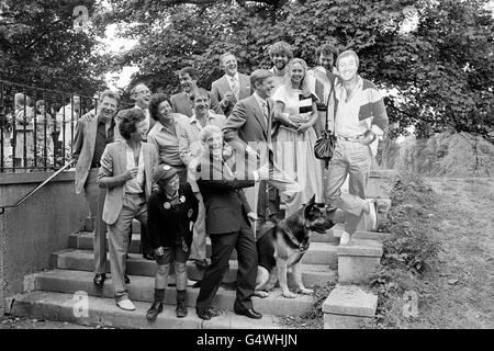 PA Photo 21/8/83 im Regent's Park, London eine Reihe von Stars für den kommenden ITV-Herbstplan sind: Hintere Reihe, links nach rechts: Max Bygraves, Eric Morecambe, Ted Rogers, Glyn Houston, Matthew Kelly und Jeremy Beadle. Mittlere Reihe: Lionel Blair, Ian Krankie, Robgert Gillespie, Henry Kelly , Sarah Kennedy und ein Pappschnitt aus des O'Connor. Erste Reihe: Jeannette Krankie, Ernie Wise und 'J.R.', der Hund von 'Never the Twain' Stockfoto