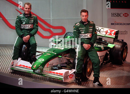 Die britischen Fahrer Johnny Herbert (links) und Eddie Irvine sitzen auf den Rädern des neuen Formel-1-Rennwagens Jaguar R003, der im Zentrum von London vorgestellt wurde. Das Auto wird in der Formel-1-Saison 2000 mit den beiden Fahrern antreten. * der ehemalige Formel-1-Rennmeister Jackie Stewart trat als Vorsitzender und Chief Executive des neuen Jaguar Teams zurück. Stockfoto