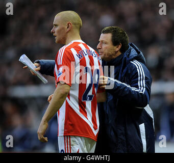 Andy Wilkinson (links) von Stoke City erhält die Anweisungen von First Teamtrainer Mark O'Connor an der Touchline Stockfoto