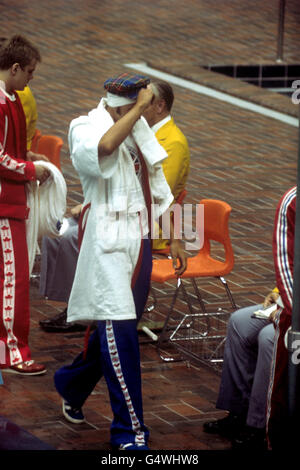 Der britische David Wilkie macht sich mit einem Tartan-Hut auf den Weg zum Pool. Er gewann die Goldmedaille. Stockfoto