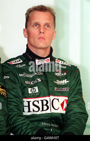 Der britische Fahrer Johnny Herbert bei der Vorstellung des neuen Formel-1-Rennwagens Jaguar R003, der in Central London vorgestellt wurde. Das Auto wird in der Formel 1-Saison 2000 antreten. * der ehemalige Formel-1-Rennmeister Jackie Stewart trat als Vorsitzender und Chief Executive des neuen Jaguar Teams zurück. Stockfoto