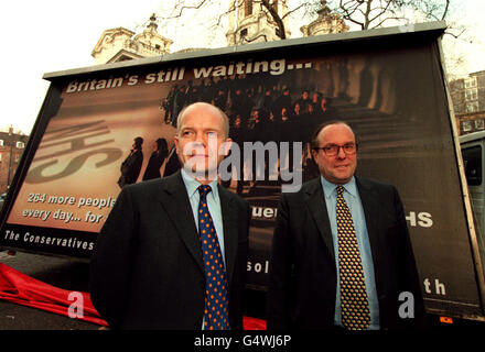 Der konservative Parteivorsitzende William Hague (L) mit dem Parteivorsitzenden Michael Ancram vor dem Zentralbüro der Konservativen, für den Start der jüngsten Plakatkampagne im Rahmen der Strategie der Tory Common-Sense Revolution. Stockfoto