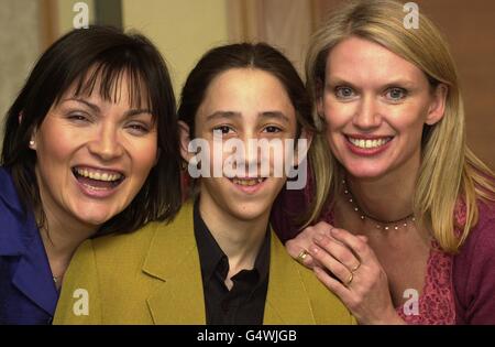 Simon Cooper, 17, aus Oakwood, London, mit Lorraine Kelly (L) und Anneka Rise, nachdem er im Rahmen der Cyctic Fibrosis Achievers Awards im Hilton Hotel in London mit dem Creative & Artistis Endeavour Award ausgezeichnet wurde. Stockfoto