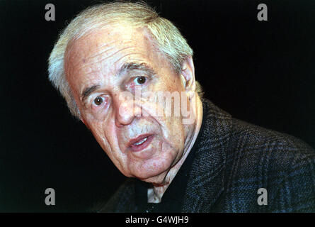 Pierre Boulez bei der Eröffnung des Londoner Barbican of Boulez 2000, einer Reihe von Konzerten mit dem London Symphony Orchestra zum 75. Geburtstag des französischen Dirigenten und Komponisten. Stockfoto