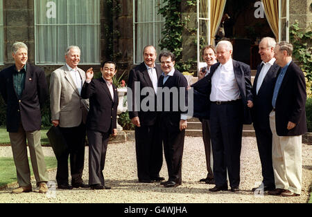 Die G8-Führer bilden eine informelle Gruppe im Weston Park. L-R: Bill Clinton; Jacques Santer; Tyutaro Hashimoto; Jacques Chirac; Roman Prodi; Tony Blair, Boris Yeltsin, Helmut Kohl und Jean Chretien. * vollständige Titel L-R: US-Präsident Bill Clinton; Präsident der Europäischen Kommission Jacques Santer; japanischer Premierminister Ryutaro Hashimoto; französischer Präsident Jacques Chirac; italienischer Premierminister Romano Prodi; britischer Premierminister Tony Blair; russischer Präsident Boris Yeltsin; deutscher Bundeskanzler Helmut Kohl und kanadischer Premierminister Jean Chretien. Stockfoto