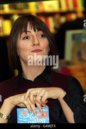 Davina McCall, Moderatorin der Fernsehsender 'Streetmate' und 'Don't Try This At Home' , bei der Vorstellung ihres Buches 'The Dating Game' im Borders Books Music Cafe in der Oxford Street, London. Stockfoto