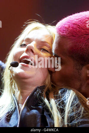 Ex-Spice Girl, Geri Halliwell erhält einen Kuss von einer Tänzerin, während sie beim Music for Life Concert singt, organisiert vom lokalen Radiosender Key 103, in der Manchester Evening News Arena, Manchester. Stockfoto