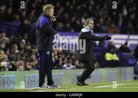 Fußball - Barclays Premier League - Everton gegen Manchester City - Goodison Park. Everton-Manager David Moyes und Manchester City-Manager Roberto Mancini (rechts) an der Touchline Stockfoto