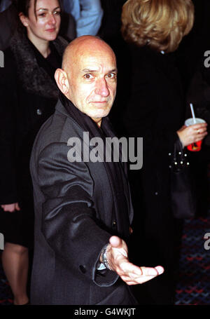 Schauspieler Ben Kingsley bei der Wohltätigkeitsvorstellung des Films American Beauty mit Kevin Spacey im Empire-Kino am Leicester Square, London. Stockfoto