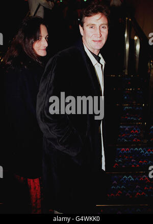 Schauspieler Mark McGann bei der Wohltätigkeitsvorstellung des Films American Beauty mit Kevin Spacey im Empire-Kino am Leicester Square in London. Stockfoto