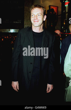 Schauspieler Hugo Speer, der im Film The Full Monty bei der Wohltätigkeitsvorstellung des Films American Beauty mit Kevin Spacey im Empire-Kino am Leicester Square in London mitspielte. Stockfoto