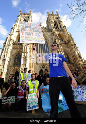 Protestierenden außerhalb des York Minster heute, wo sie gegen Kommentare von Dr. John Sentamu, dem Erzbischof von York, über Homosexuell Ehe. Stockfoto