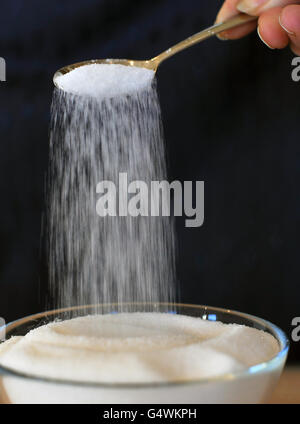 Generisches Foto von Zucker in einer Schüssel wie ein Team führender Gesundheitsexperten sagt, ist Zucker so schädlich, dass er genauso kontrolliert werden sollte wie Tabak und Alkohol. Stockfoto