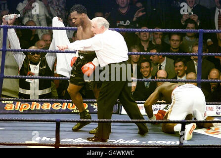 Der amerikanische Boxer und ehemalige unangefochtene Schwergewicht-Champion Mike Tyson (L) schlägt den Briten Julius Francis während der ersten Runde ihres Boxkampfes in der MEN Arena in Manchester nieder. Stockfoto