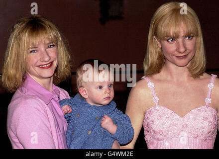 Die Schauspielerin Jane Horrocks (L) und ihre neun Monate alte Tochter Molly in Madame Tussauds, London, während der Enthüllung ihres Wachsfigurenkabinetts, das in das Kleid gekleidet ist, das sie während ihrer Aufführung im Hollywood-Hit-Film "Little Voice" trug. Stockfoto