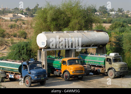 JORDANIEN-Wassertank Mit Trinkwasser Vom Jordan Fluss Und Tankwagen Fuer Wasserverteilung / Jordanien Wassertank mit Wasser vom Fluss Jordan und Tank LKW zur Wasserverteilung Stockfoto