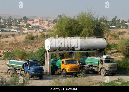 JORDANIEN-Wassertank Mit Trinkwasser Vom Jordan Fluss Und Tankwagen Fuer Wasserverteilung / Jordanien Wassertank mit Wasser vom Fluss Jordan und Tank LKW zur Wasserverteilung Stockfoto