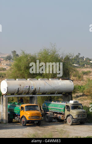 JORDANIEN-Wassertank Mit Trinkwasser Vom Jordan Fluss Und Tankwagen Fuer Wasserverteilung / Jordanien Wassertank mit Wasser vom Fluss Jordan und Tank LKW zur Wasserverteilung Stockfoto