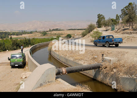 JORDANIEN, Jordantal, Wasserknappheit und Landwirtschaft in semi-trocken Gebieten, Kanal mit recyceltem Abwasser für die Bewässerung von Farmen, Abwasser Recycling Stockfoto