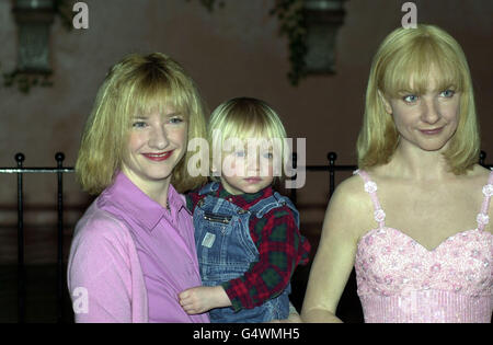 Die Schauspielerin Jane Horrocks (L) und ihr zweijähriger Sohn Dylan in Madame Tussauds, London, während der Enthüllung ihres Wachsfigurenkabinetts, das in das Kleid gekleidet ist, das sie während ihres Aufführens im Hollywood-Erfolgsfilm "Little Voice" trug. Stockfoto