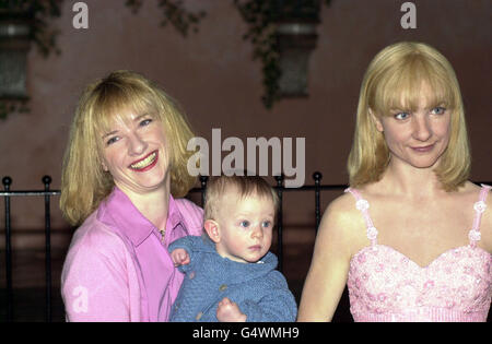 Die Schauspielerin Jane Horrocks (L) und ihre neun Monate alte Tochter Molly in Madame Tussauds, London, während der Enthüllung ihres Wachsfigurenkabinetts, das in das Kleid gekleidet ist, das sie während ihrer Aufführung im Hollywood-Hit-Film "Little Voice" trug. Stockfoto