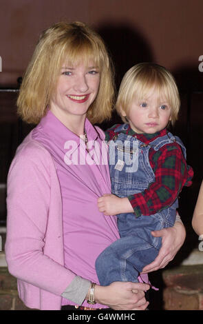Die Schauspielerin Jane Horrocks und ihr zweijähriger Sohn Dylan in Madame Tussauds, London, während der Enthüllung ihres Wachsfigurenkabinetts, das in das Kleid gekleidet ist, das sie während ihrer Performance im Hollywood-Hit "Little Voice" trug. Stockfoto