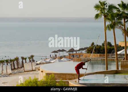 JORDAN , Kempinski Ishtar Hotel am Toten Meer , Schwimmbad, der Wasserstand des Toten Meeres sinkt aufgrund der hohen Wasserverbrauch des Jordan Fluss Wasser - Wellness Stockfoto