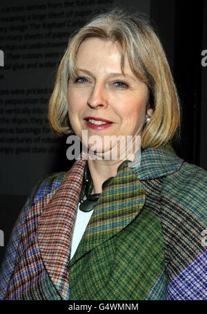 Innenministerin Theresa May, Besuch der London College of Fashion MA Show 2012 im Victoria and Albert Museum, London. Stockfoto