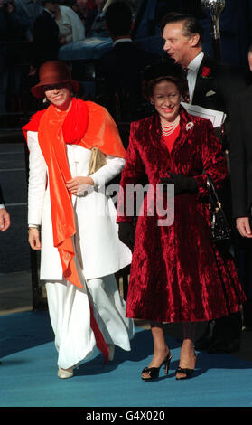 Prinzessin Margaret und ihre Tochter Lady Sarah Armstrong-Jones kommen in St. Margaret's Westminster zur Hochzeit ihres Sohnes Lord Linley mit Serena Stanhope an. Stockfoto