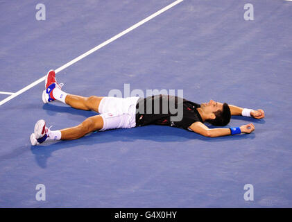 Tennis - 2012 Australian Open - Tag Vierzehn - Melbourne Park. Der serbische Novak Djokovic feiert den Sieg bei den Australian Open, nachdem er den spanischen Rafael Nadal besiegt hat Stockfoto