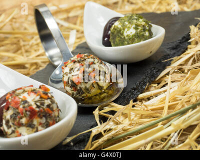 Frischkäsebällchen mit Kräutern aus Ziegenmilch Stockfoto