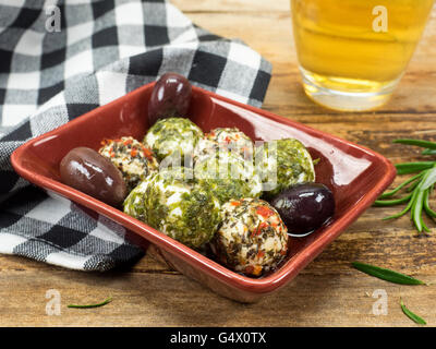 Frischkäsebällchen mit Kräutern aus Ziegenmilch Stockfoto