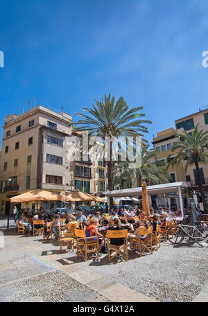 Restaurant im freien Café La Lonja an einem sonnigen Frühlingstag in Palma De Mallorca, Balearen, Spanien am 13. April 2016. Stockfoto