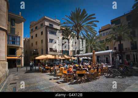 Restaurant im freien Café La Lonja an einem sonnigen Frühlingstag in Palma De Mallorca, Balearen, Spanien am 13. April 2016. Stockfoto