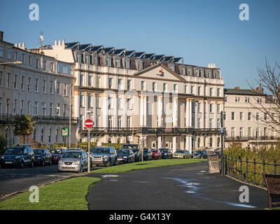 Array-Solar-Panels auf Crown Spa Hotel Scarborough Yorkshire UK Stockfoto