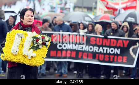 Linda Nash (vorne), die ihren Bruder William am Blutigen Sonntag verloren hat, führt die Protestparade in Derry an, um den 40. Jahrestag des Blutigen Sonntags zu begehen. Stockfoto