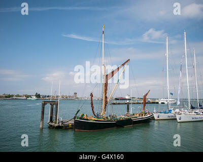 Portsmouth Harbour UK und Themse Lastkahn Alice Stockfoto