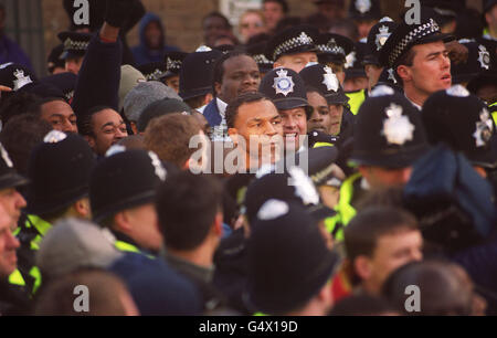 Boxer Mike Tyson, umgeben von Fans, Mitarbeitern und Polizisten während eines Streiks in Brixton, South London. Tyson wurde schließlich gezwungen, in eine Polizeistation zu flüchten, als berittene Beamte und uniformierte Kollegen die Menge zurückhielten. * sein Rundgang folgte einem Besuch der Boxlegende Muhammad Ali im vergangenen Jahr in derselben Gegend. Stockfoto